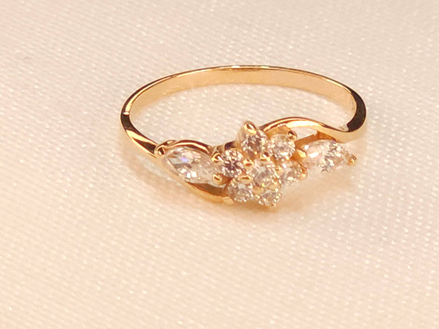 Rose Cristal Golden Ring with 2 side cristals.