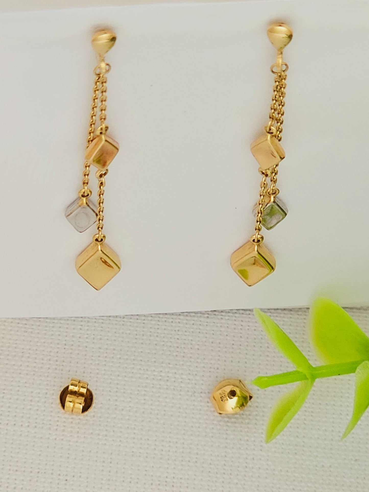 Aretes Colgantes con hojuelas en 3 tonos.