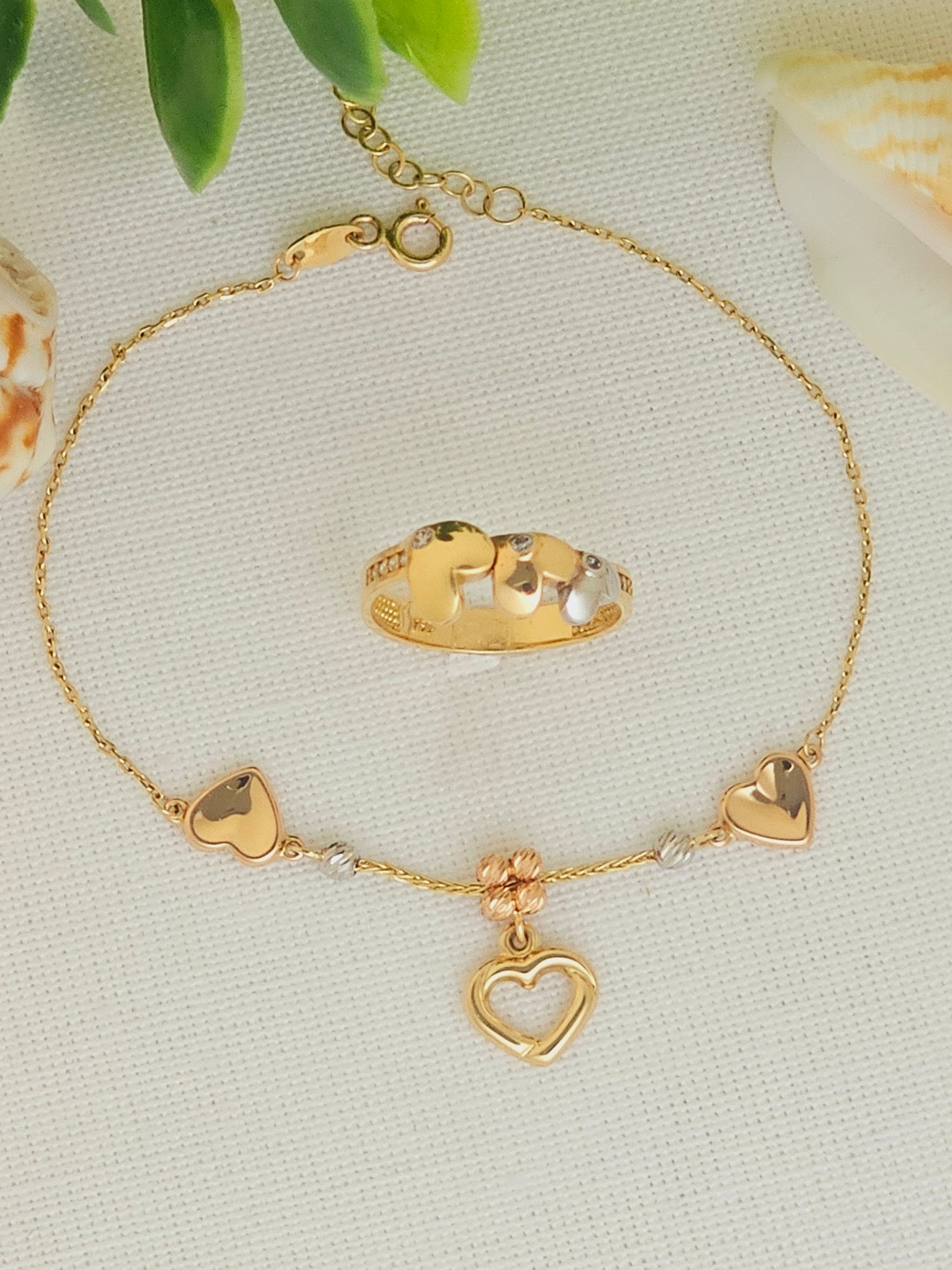 Pulsera Oro Diamantado con 3 Corazones en 3 tonos.