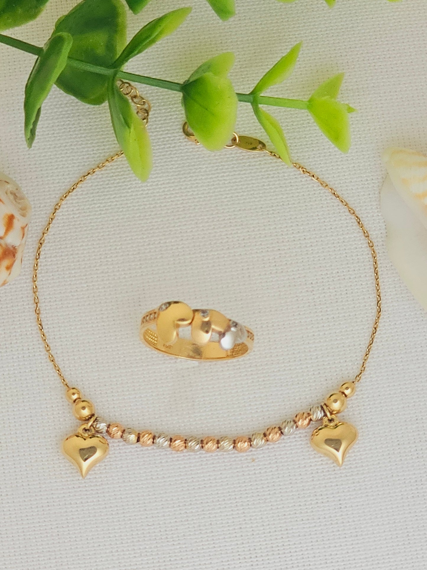 Pulsera con Esferas Diamantadas y Dijes de Corazon.