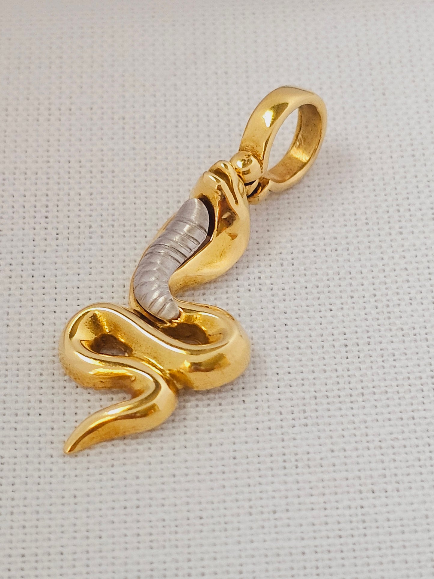 Pendant Cobra Gold 2 tone.