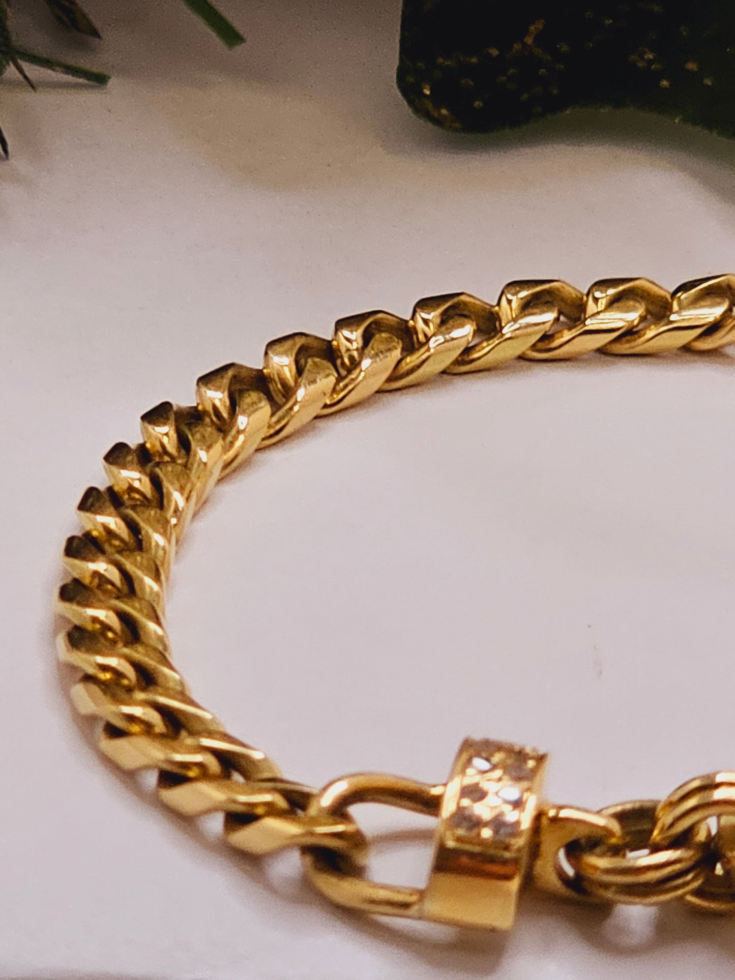 Chain Sofis Bracelete gold with oval zircon.