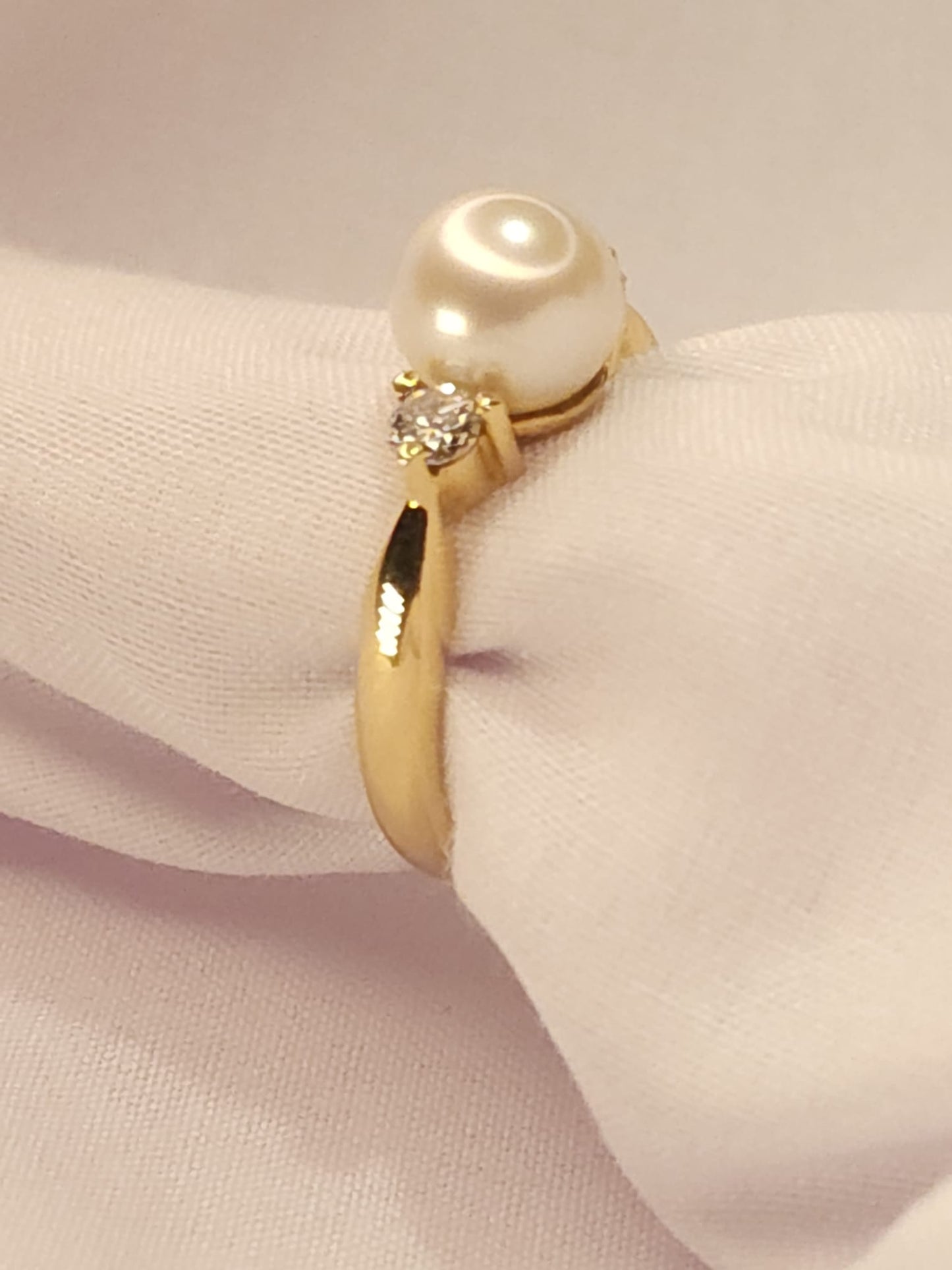 Gold Ring with Natural Pearl and 2 Diamonds.