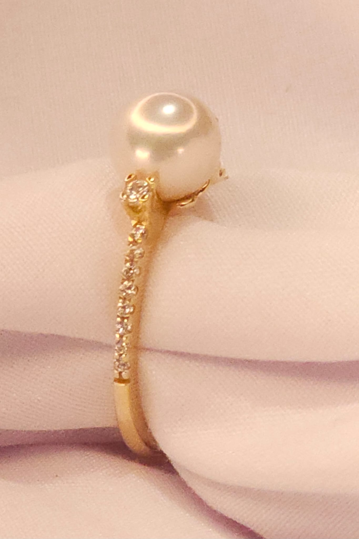 Gold Ring with Pearl and Crystal stones.