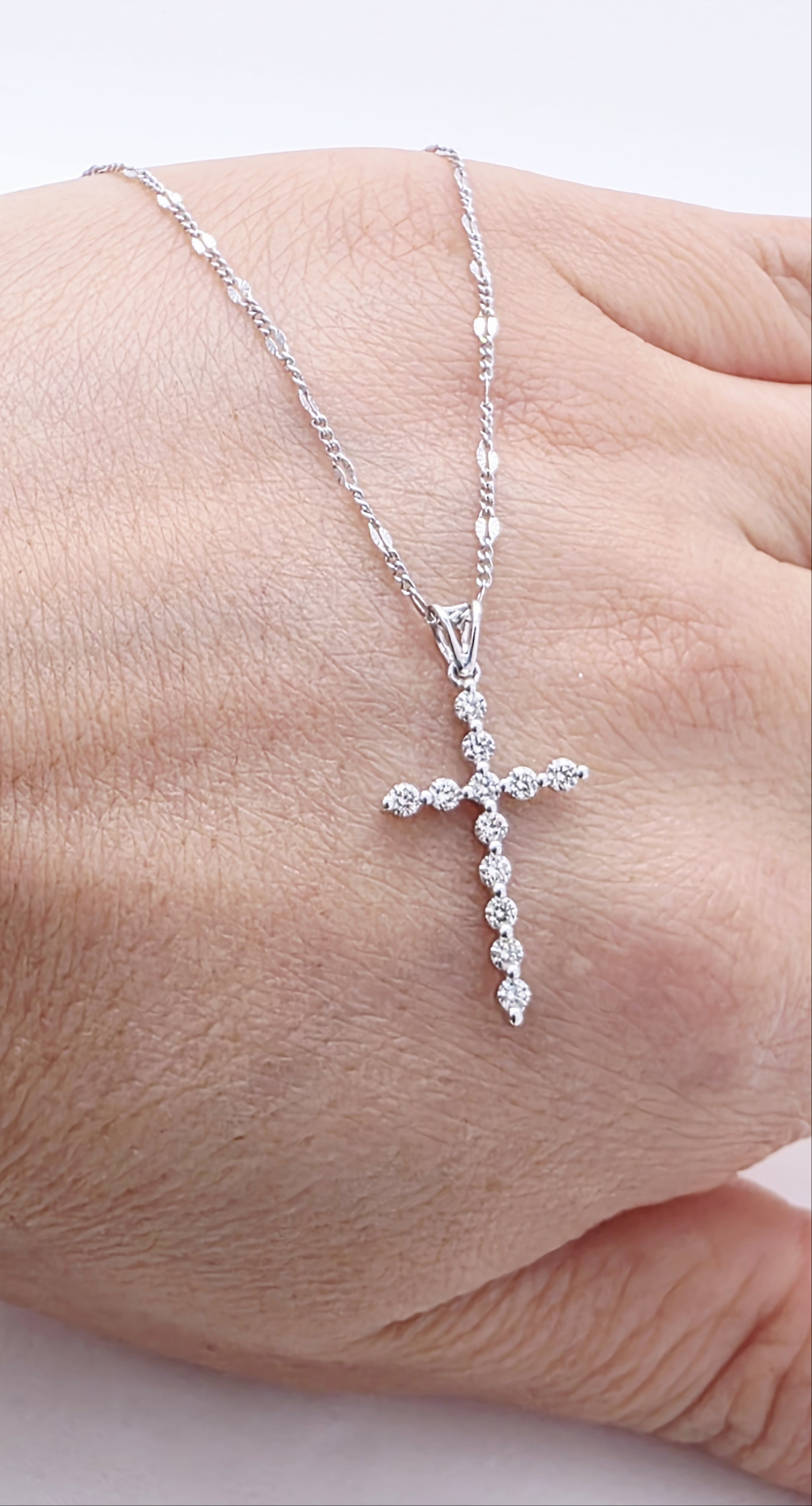 Cross pendant gold white 18k with diamond natural