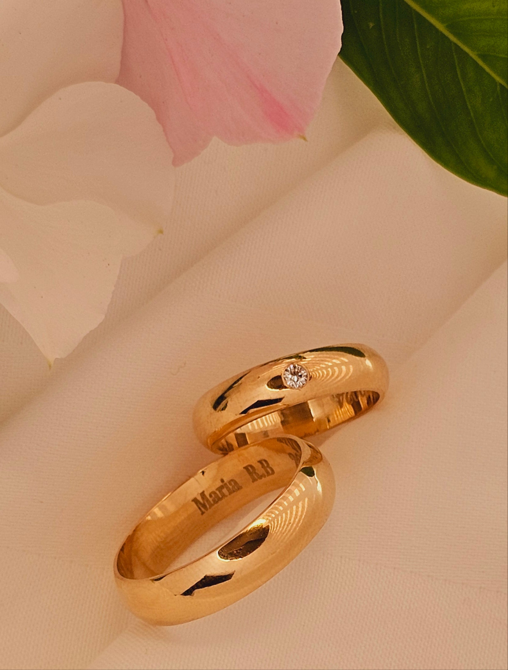 18k solid gold wedding ring set,with diamonds natural.
