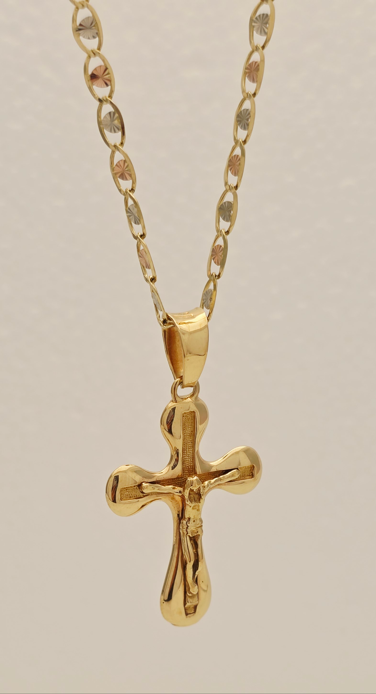 Cross pendant gold 18k