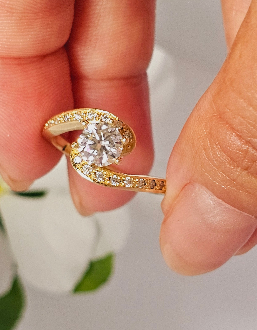 18k gold engagement ring with 0.8 carat mosainite diamond