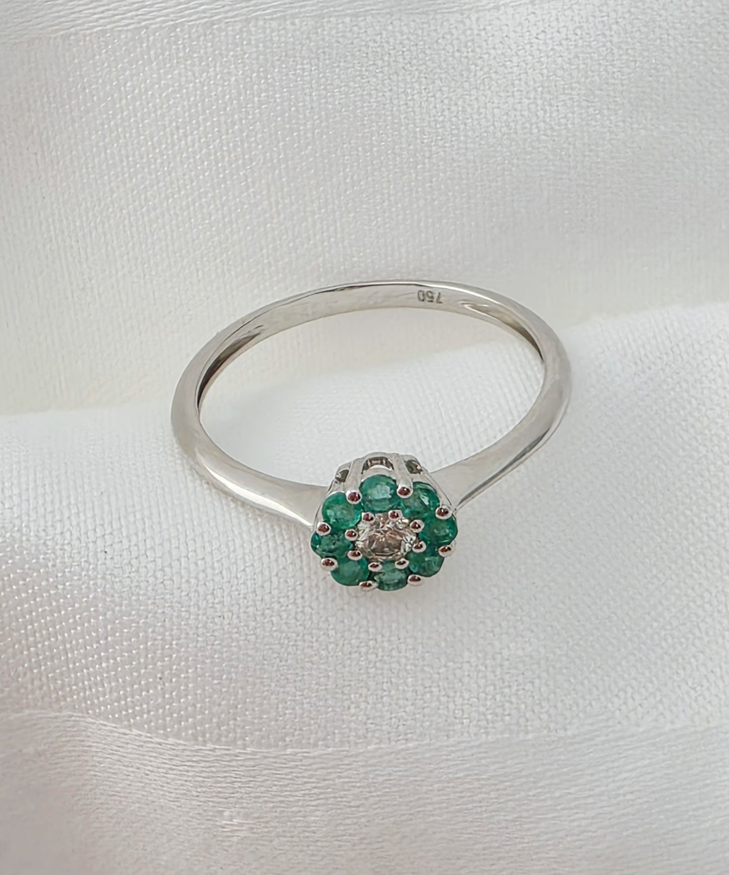 Emerald and Diamond Flower Ring 18k gold white