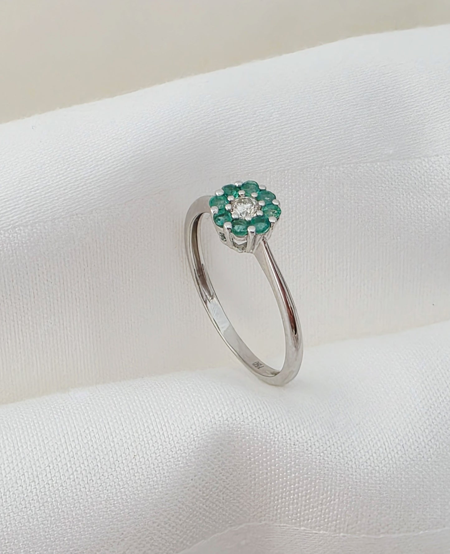 Emerald and Diamond Flower Ring 18k gold white