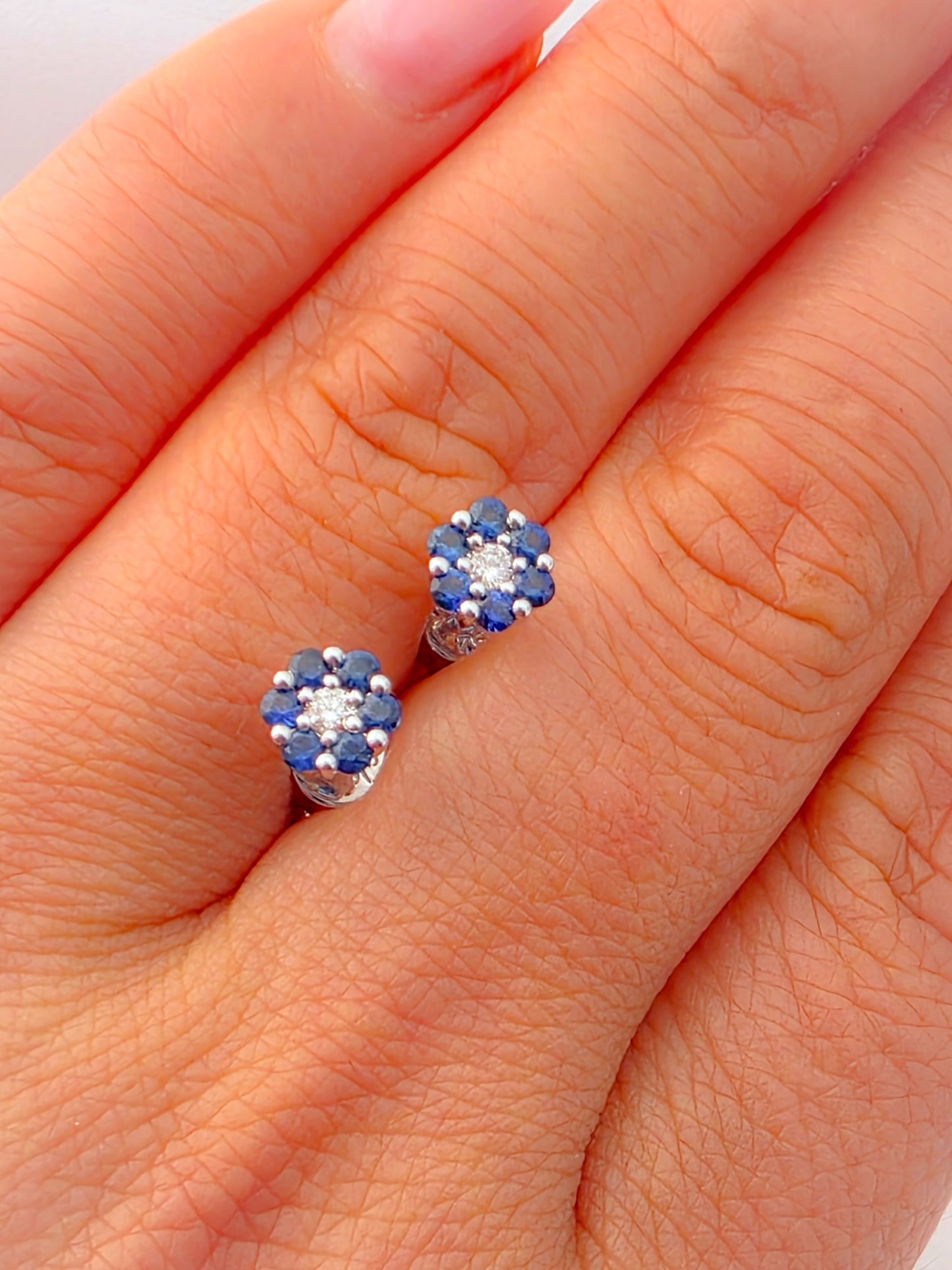 18k Gold Sapphire Flower Stud Earrings.