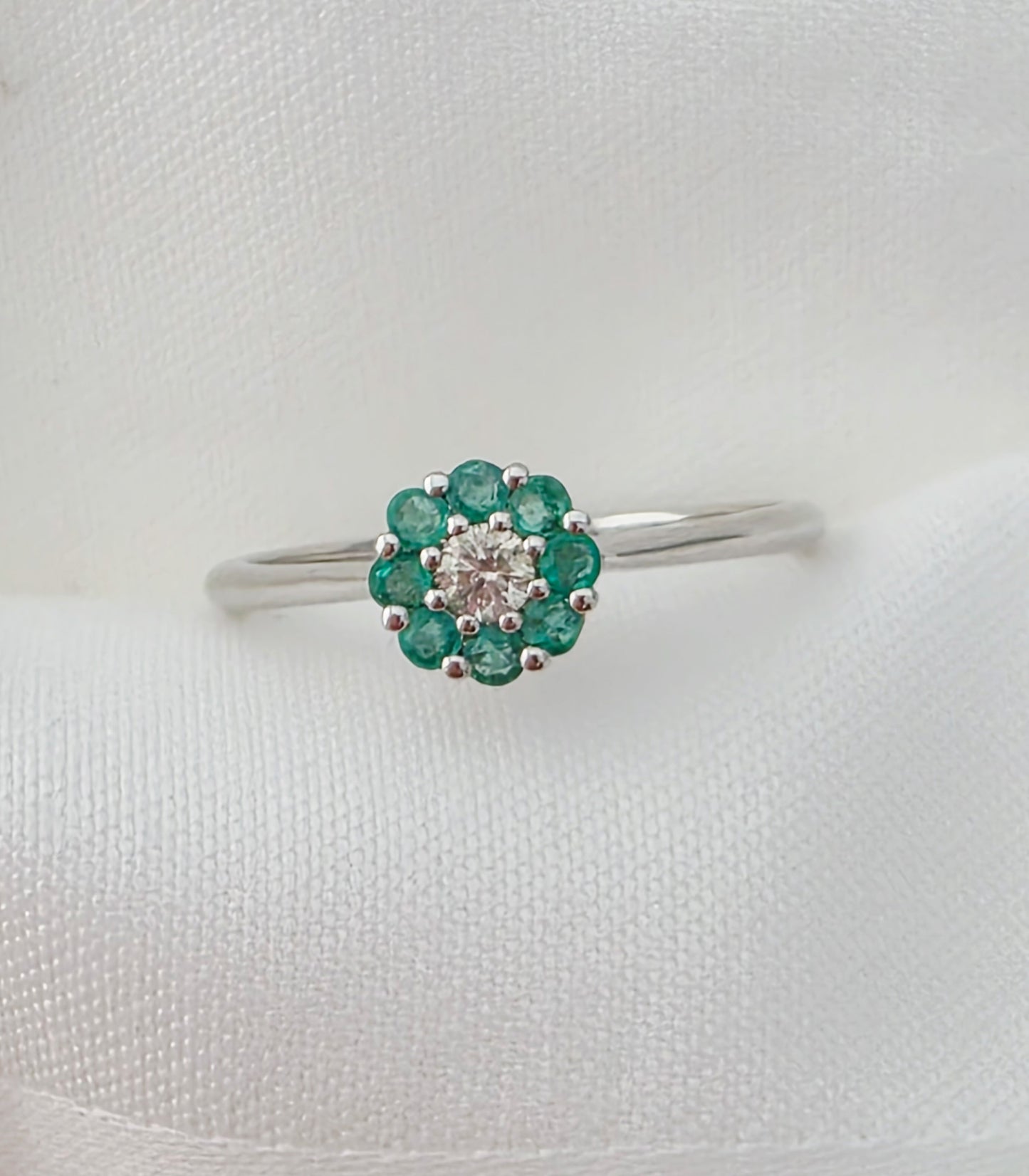 Emerald and Diamond Flower Ring 18k gold white