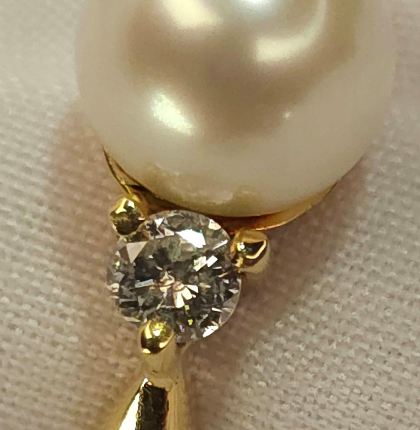 Gold Ring with Natural Pearl and  2 Diamonds.