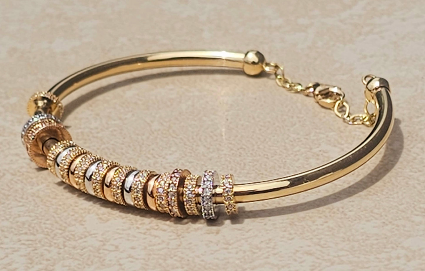 Punera Cuff con dijes movibles