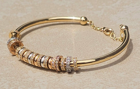 Punera Cuff con dijes movibles