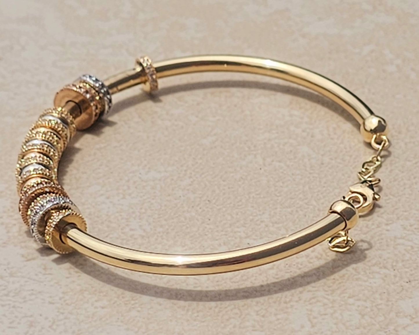 Punera Cuff con dijes movibles