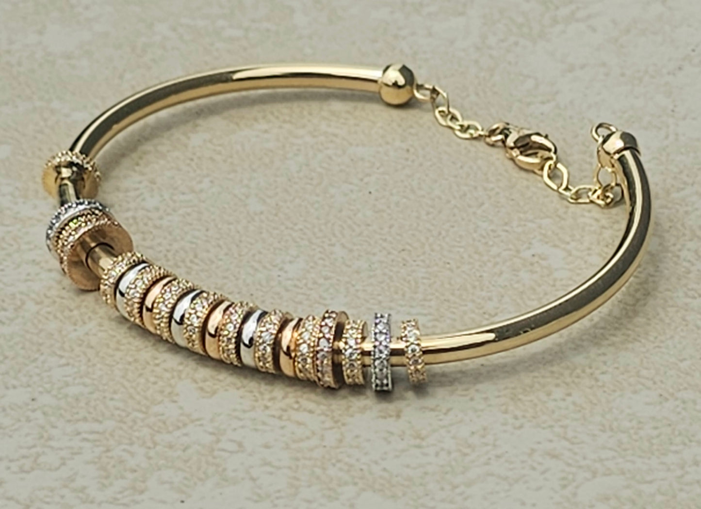 Punera Cuff con dijes movibles