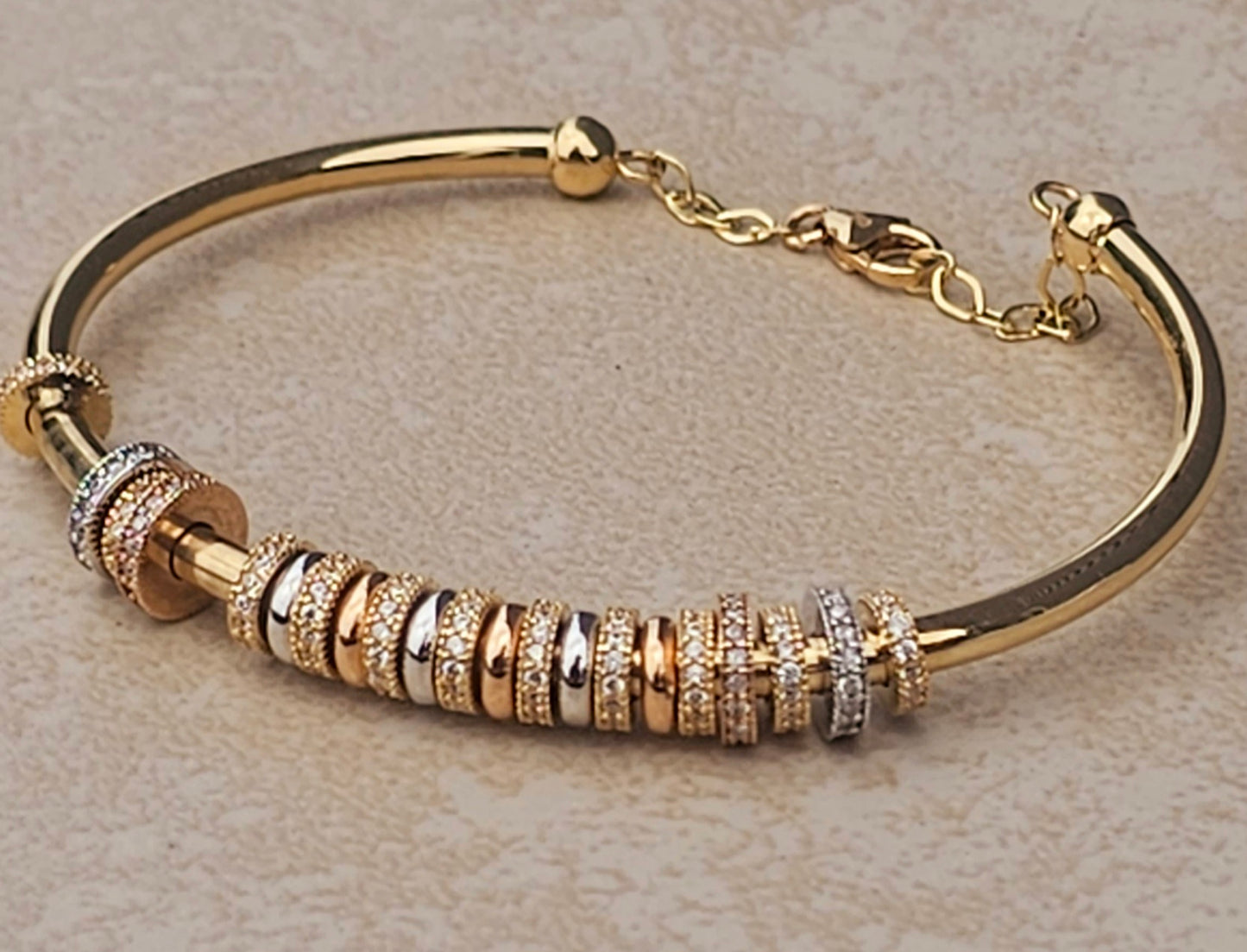Punera Cuff con dijes movibles