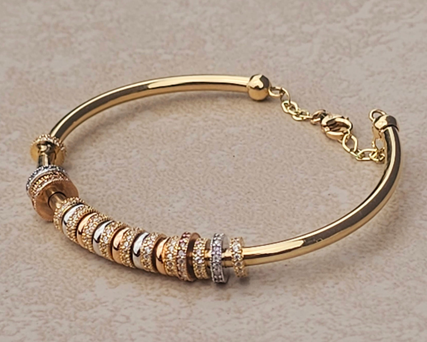 Punera Cuff con dijes movibles