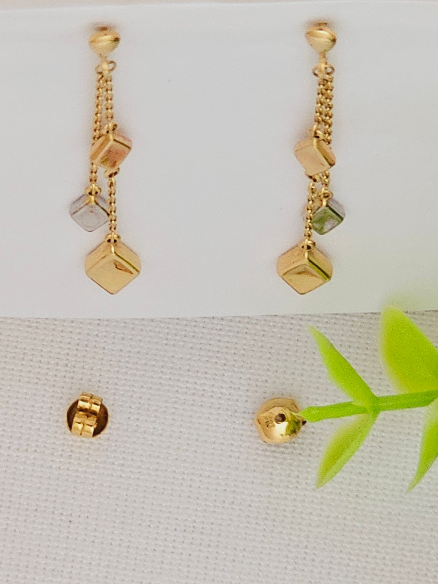 Aretes Colgantes con hojuelas en 3 tonos.