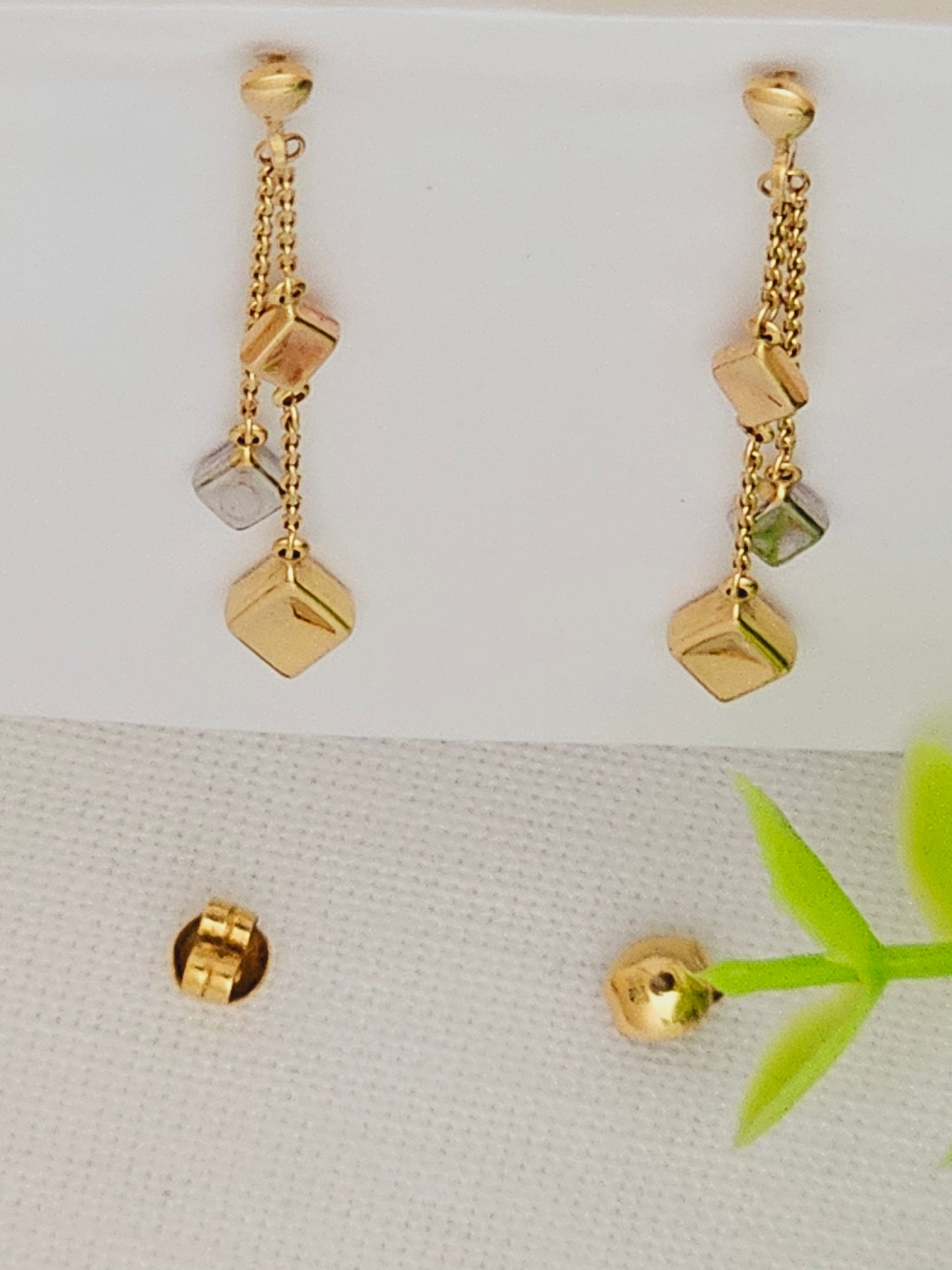 Aretes Colgantes con hojuelas en 3 tonos.