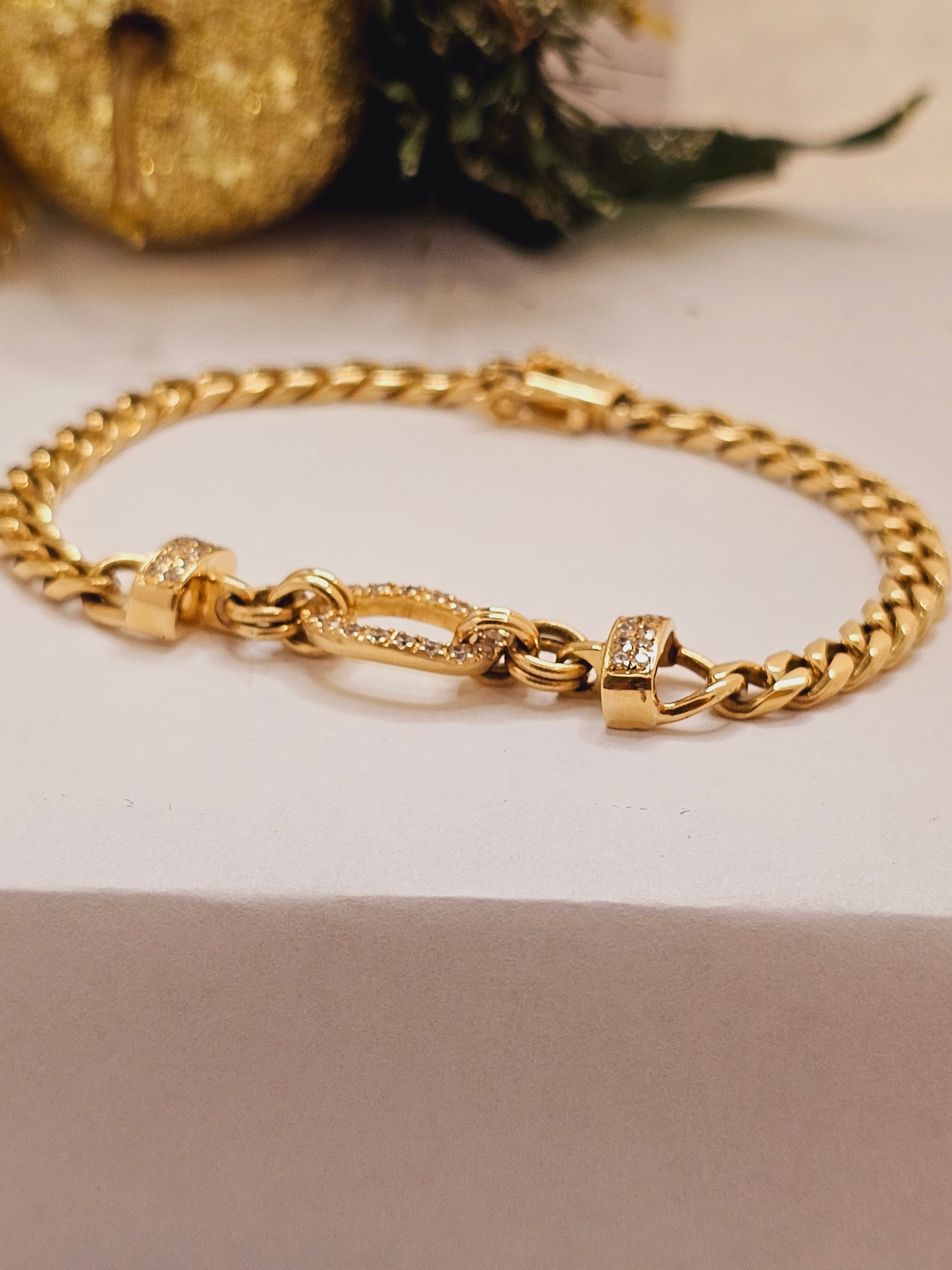 Chain Sofis Bracelete gold with oval zircon.