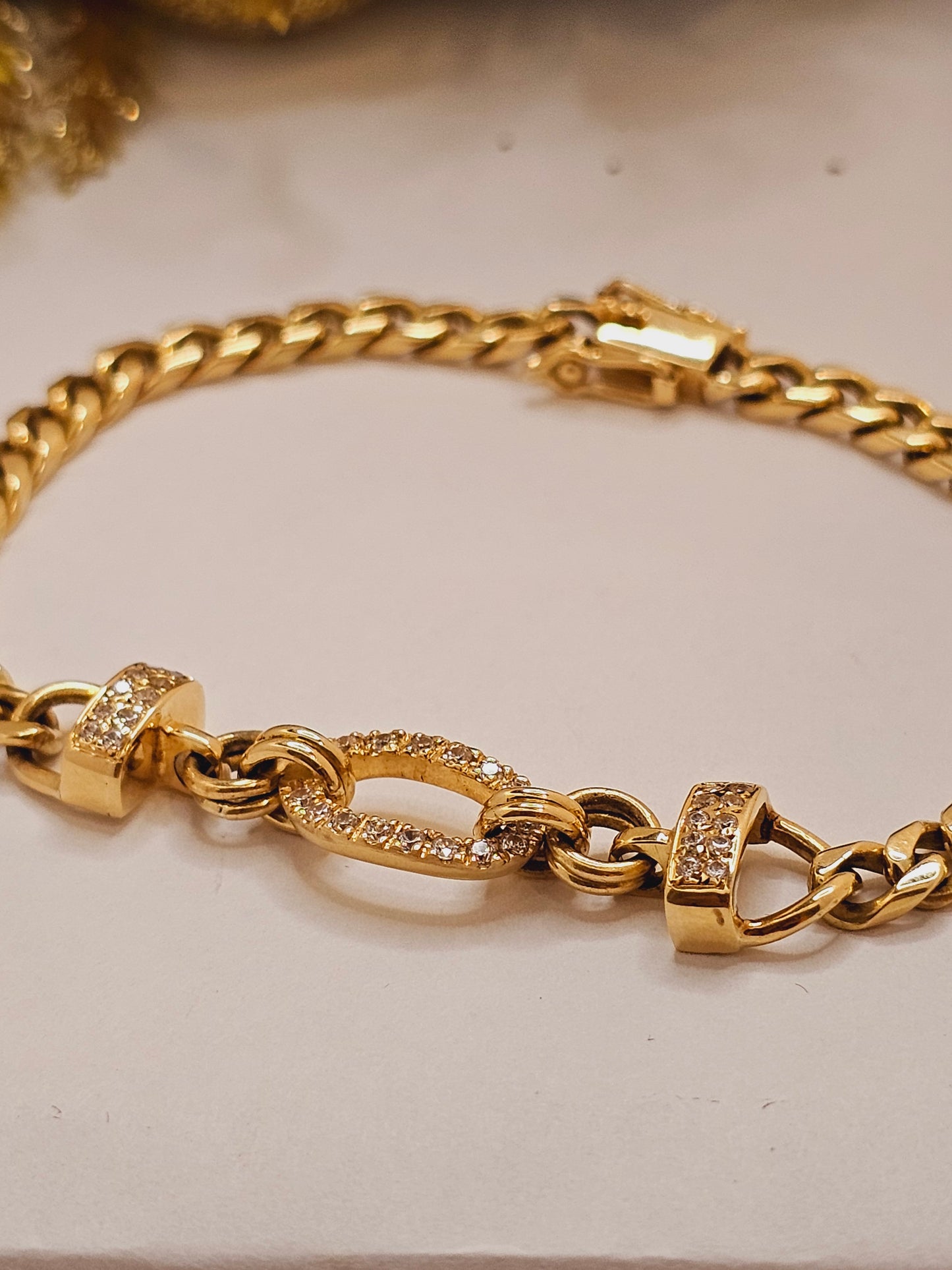 Chain Sofis Bracelete gold with oval zircon.