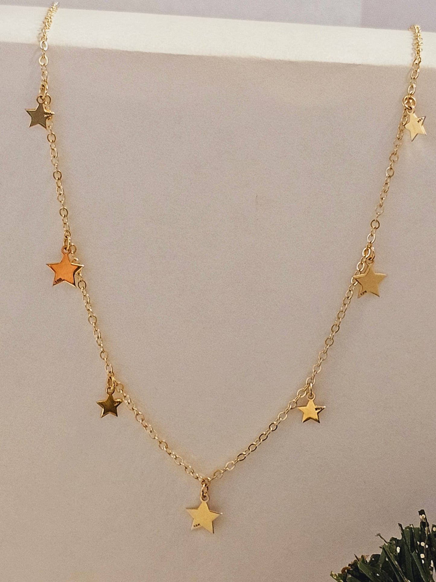 Chain choker with stars
