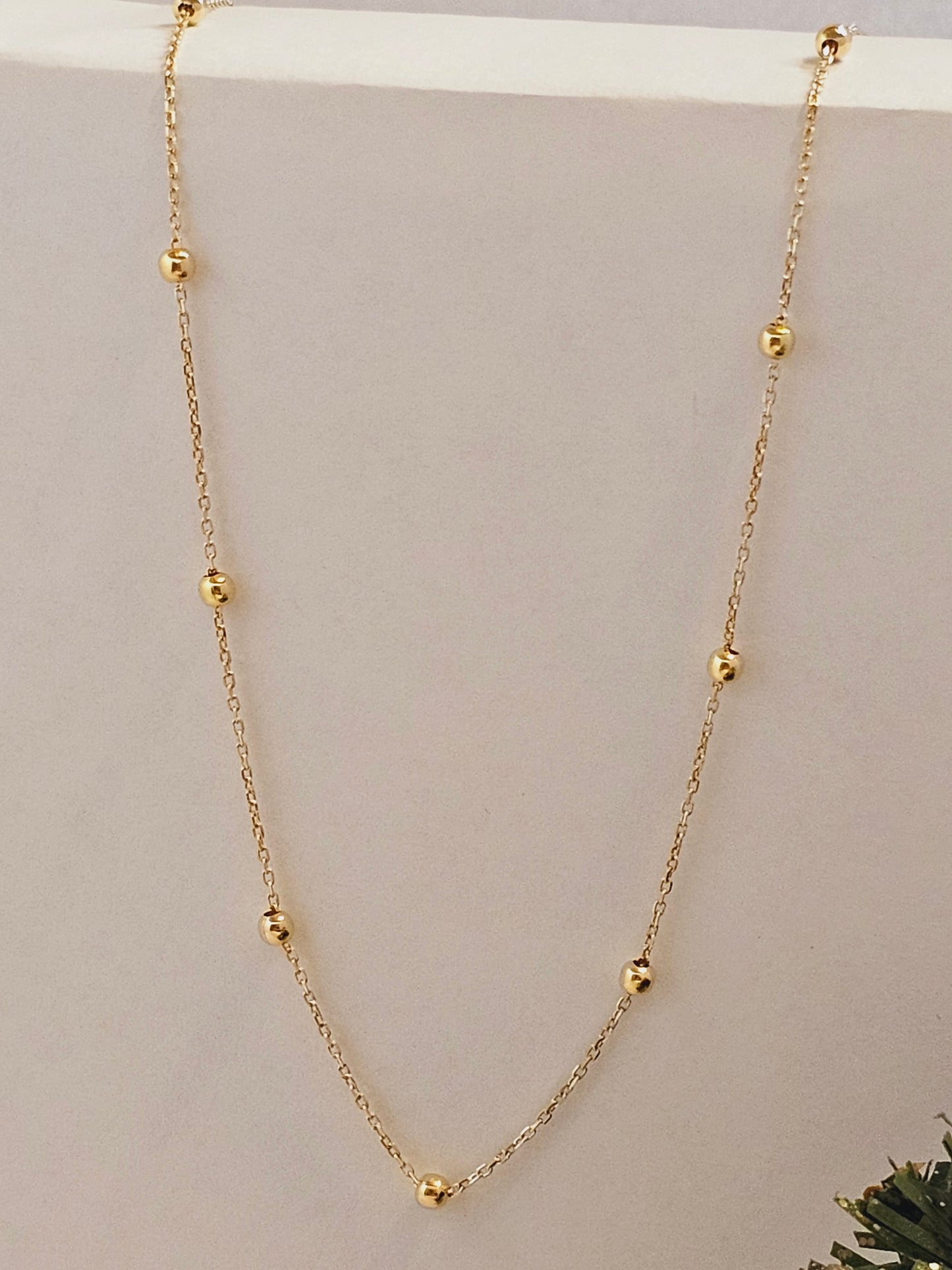 Chain choker with spheres