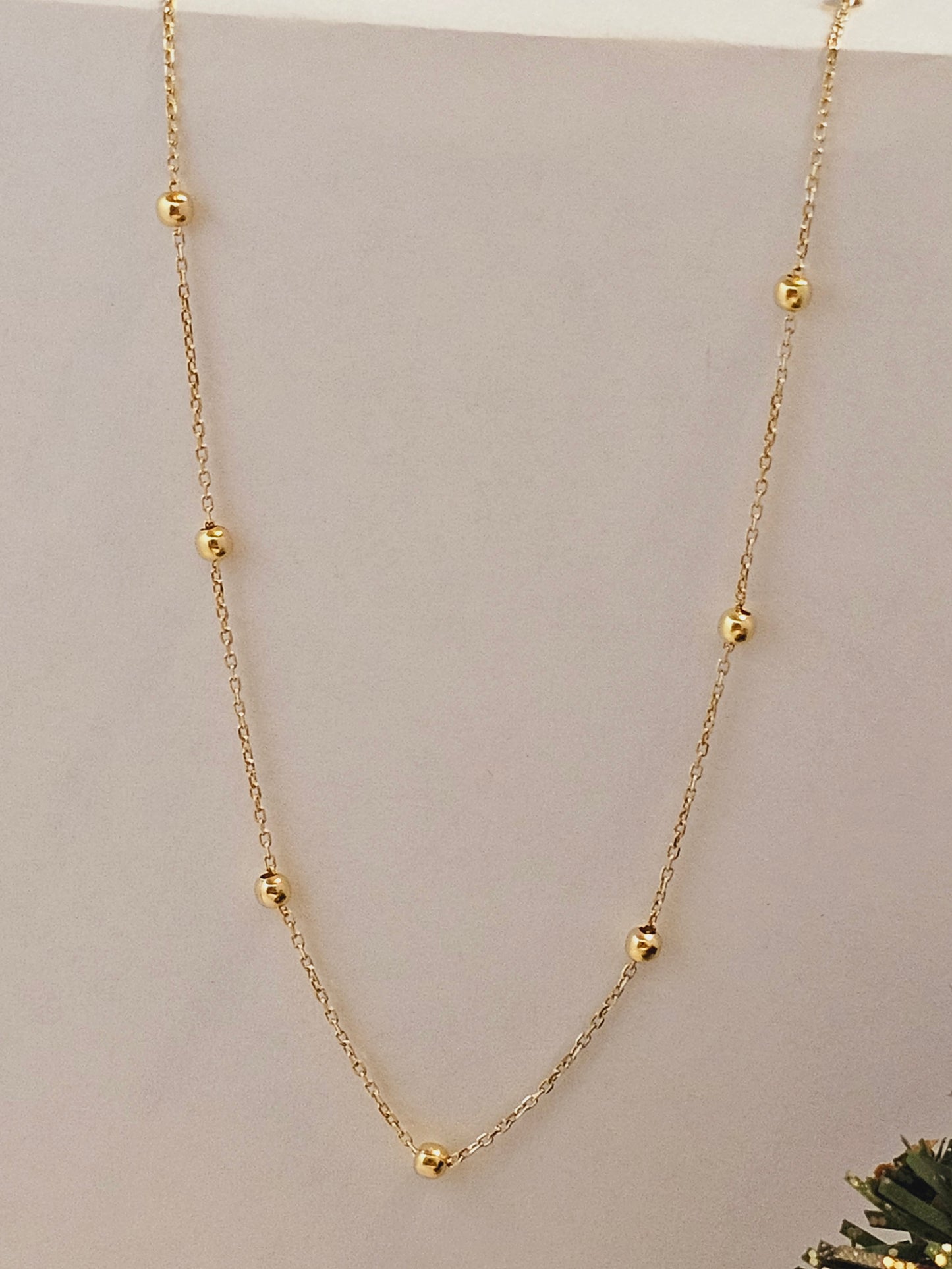 Chain choker with spheres