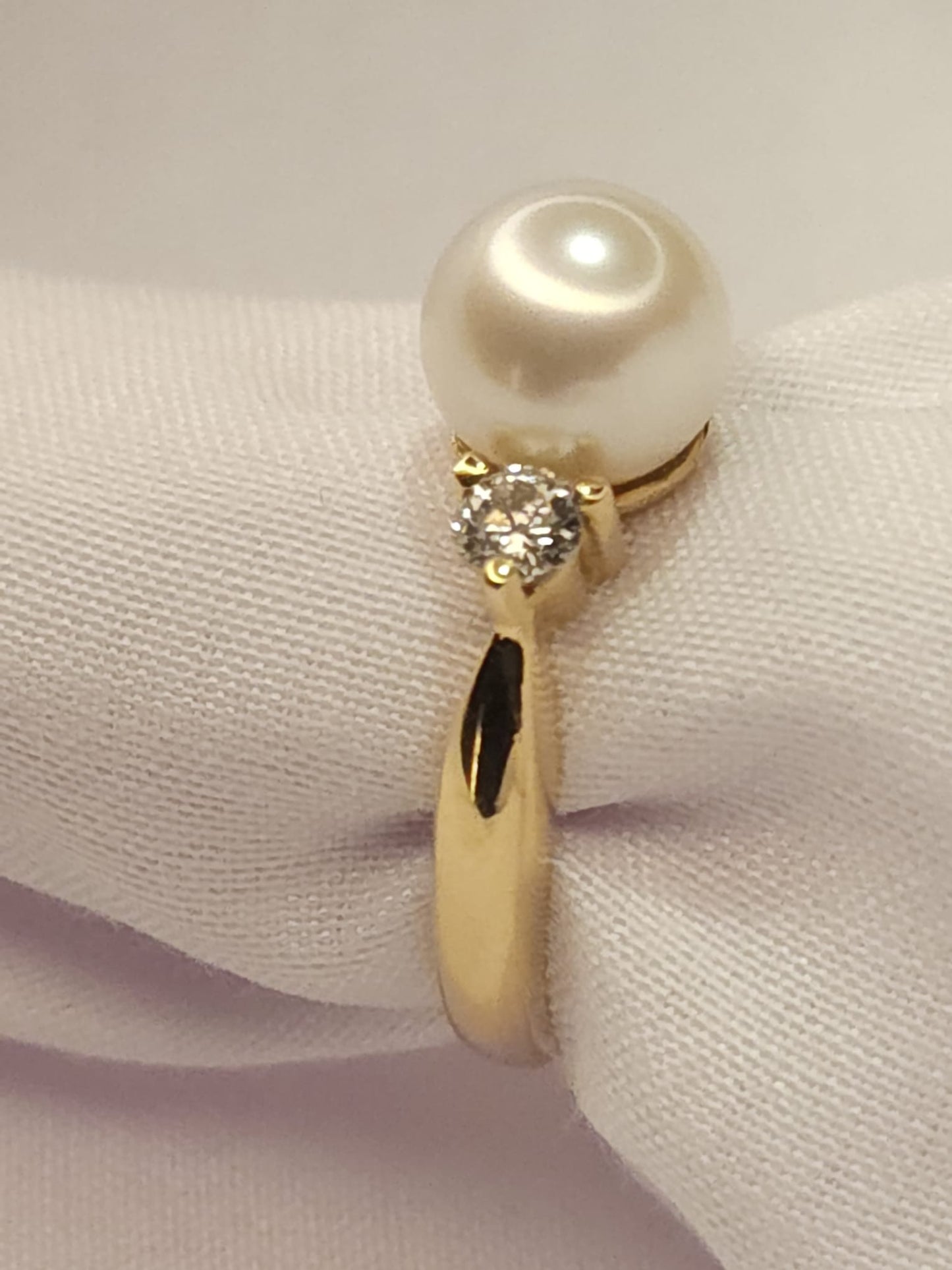 Gold Ring with Natural Pearl and  2 Diamonds.