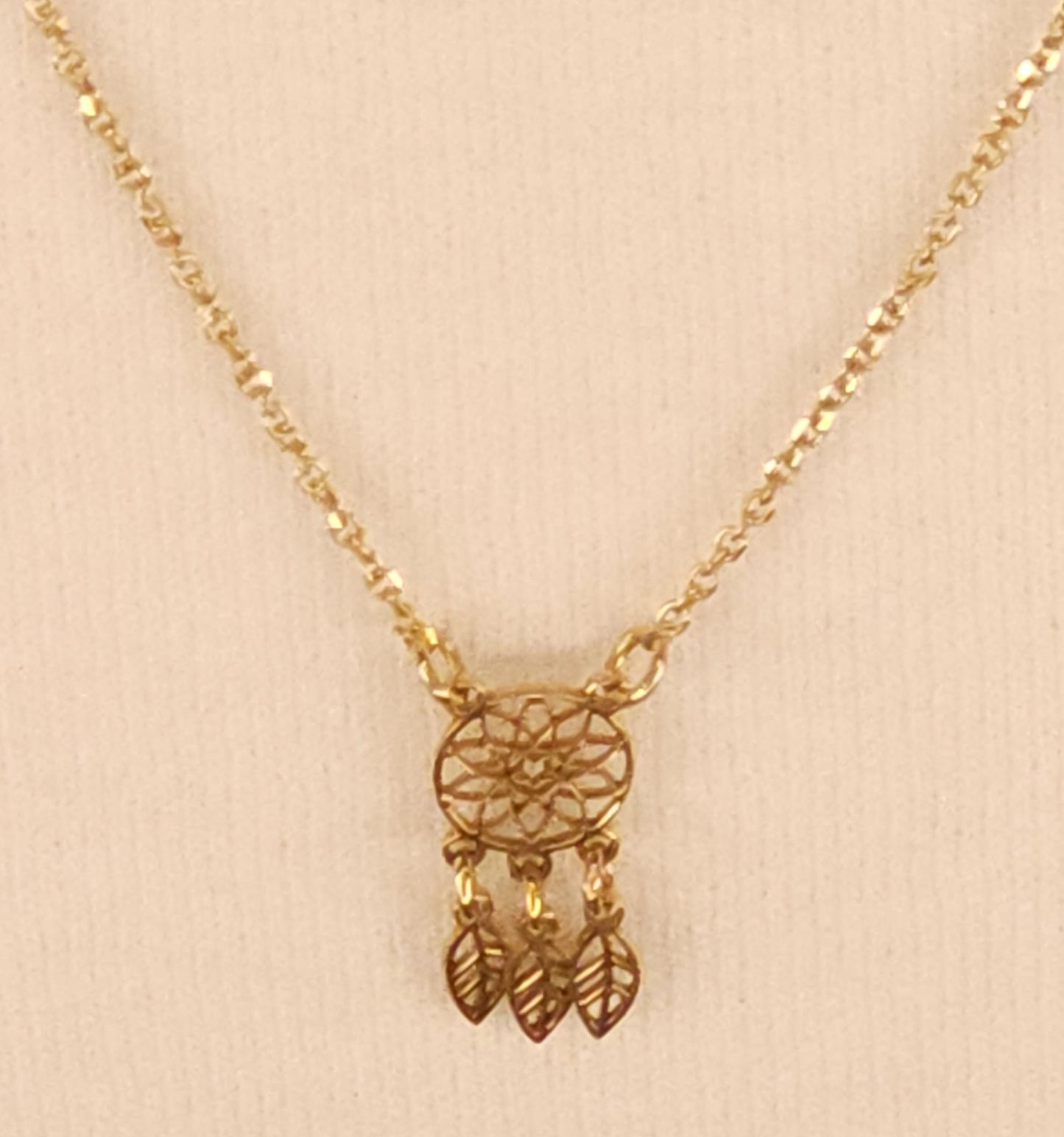 Necklace Mandala with 3 leaves.