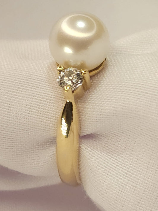 Gold Ring with Natural Pearl and  2 Diamonds.