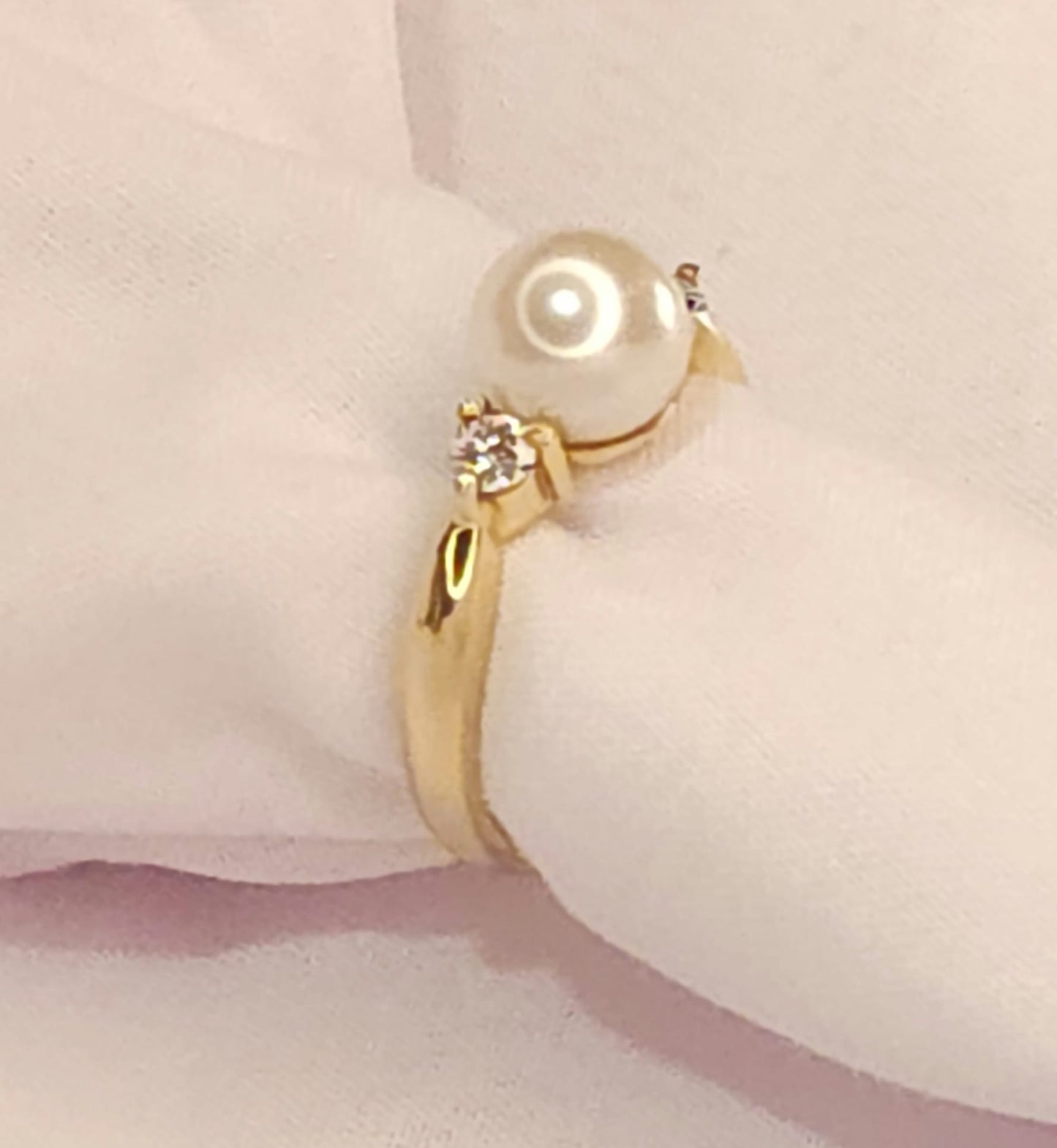 Gold Ring with Natural Pearl and  2 Diamonds.
