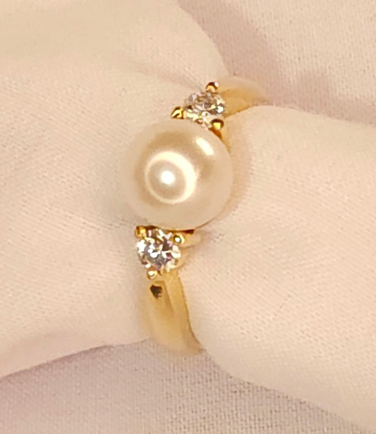 Gold Ring with Natural Pearl and  2 Diamonds.