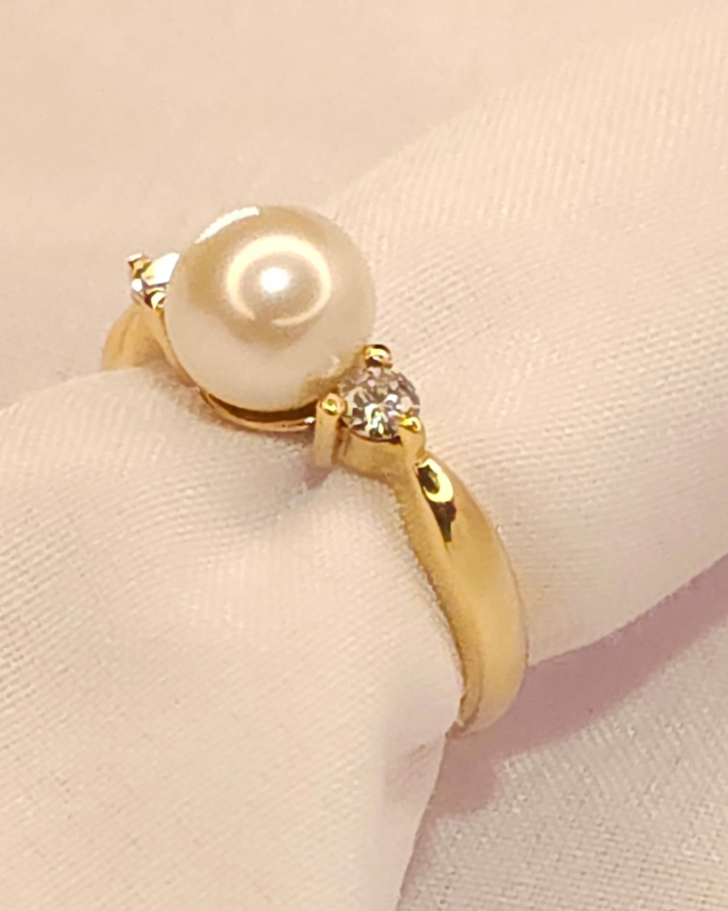 Gold Ring with Natural Pearl and  2 Diamonds.