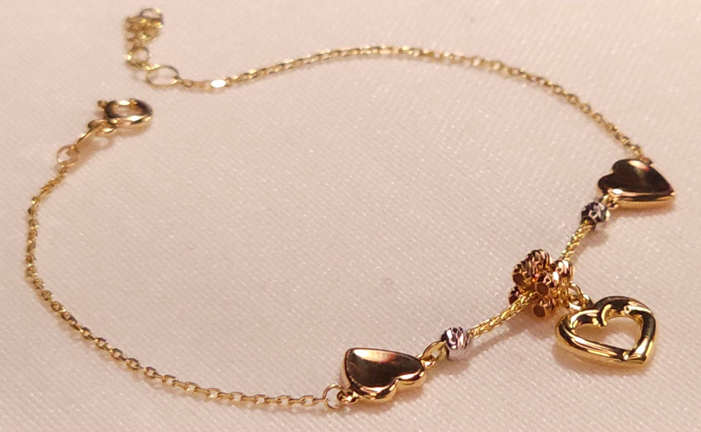 Pulsera Oro Diamantado con 3 Corazones en 3 tonos.