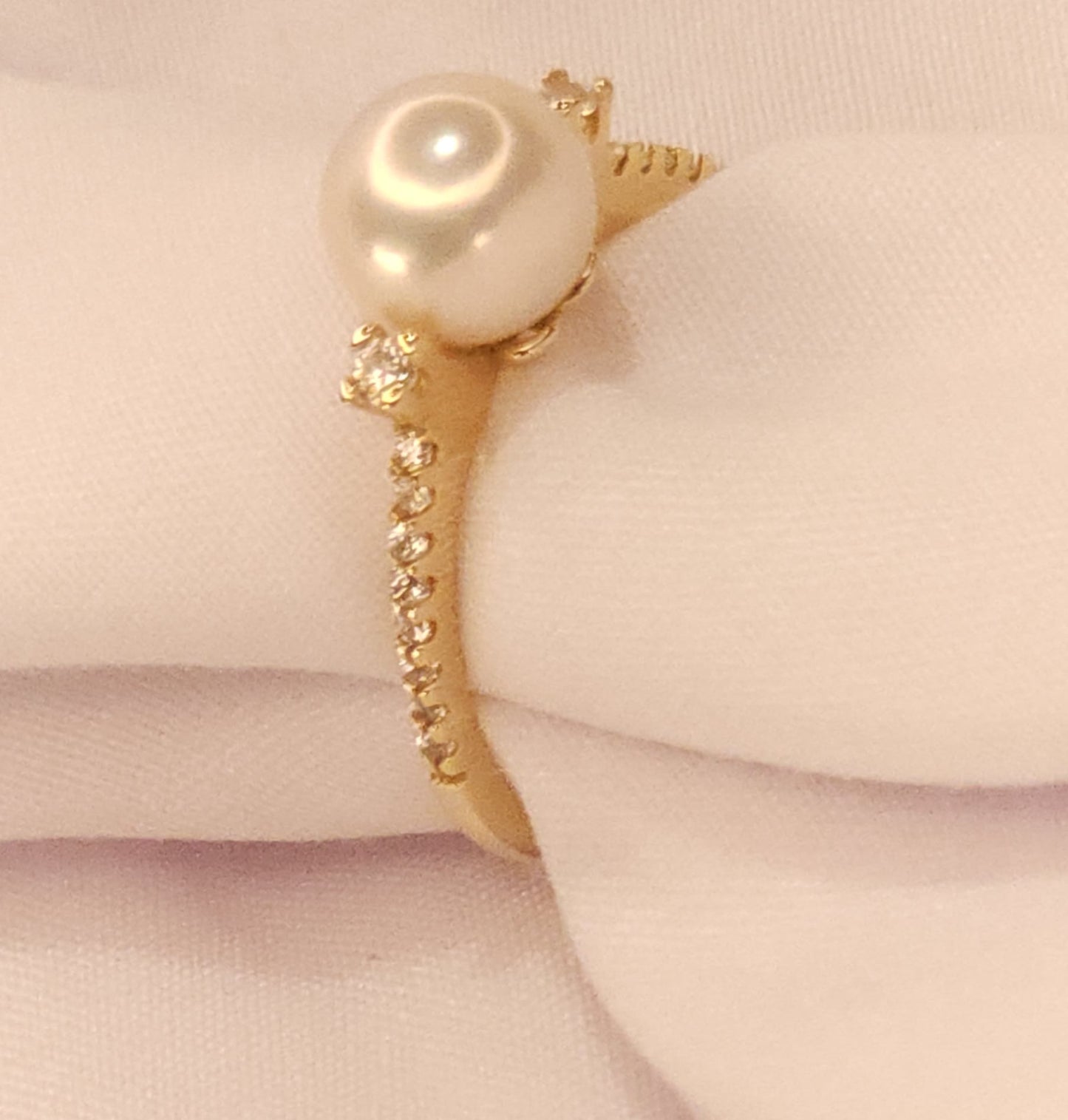 Gold Ring with Pearl and Crystal stones.