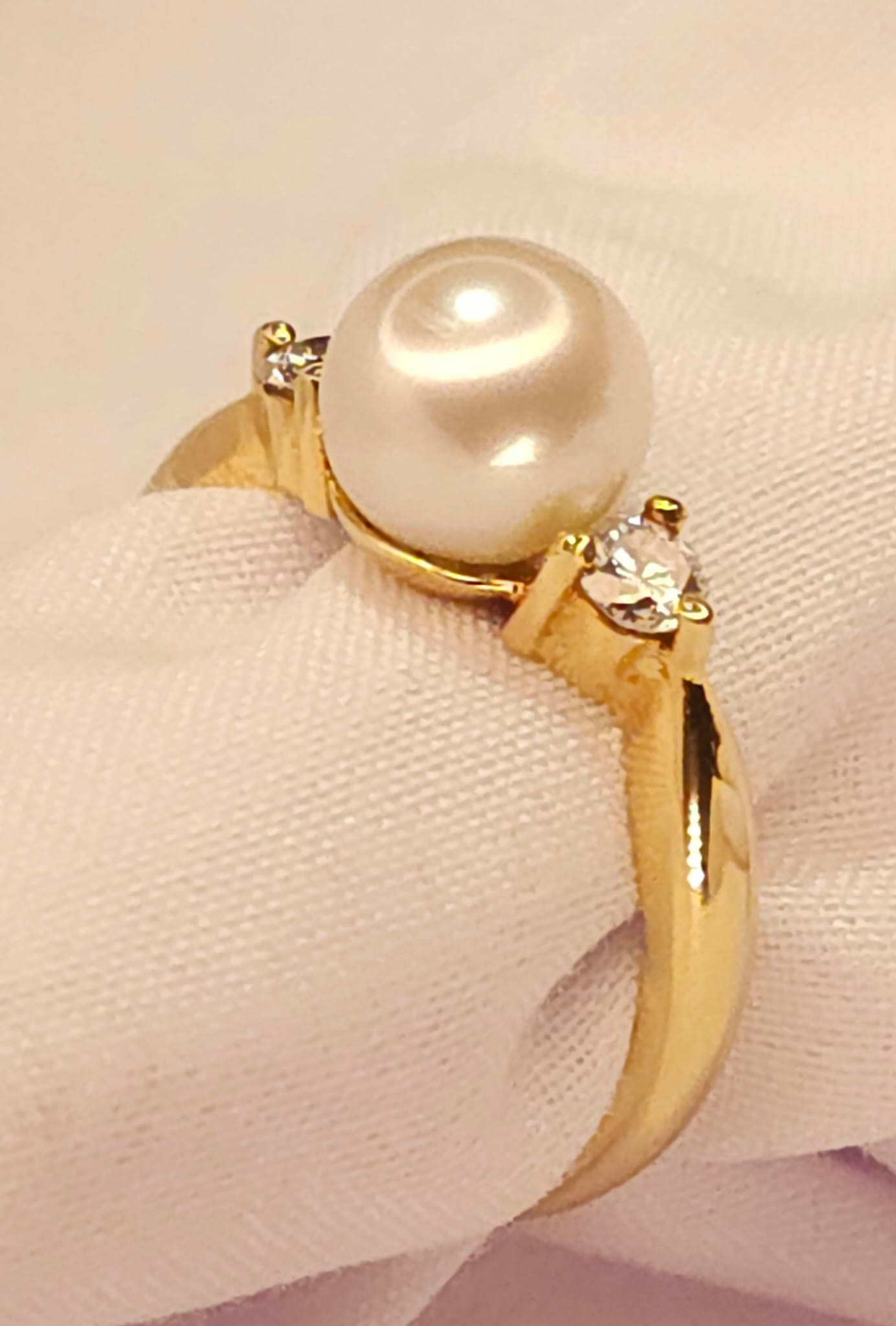 Gold Ring with Natural Pearl and  2 Diamonds.