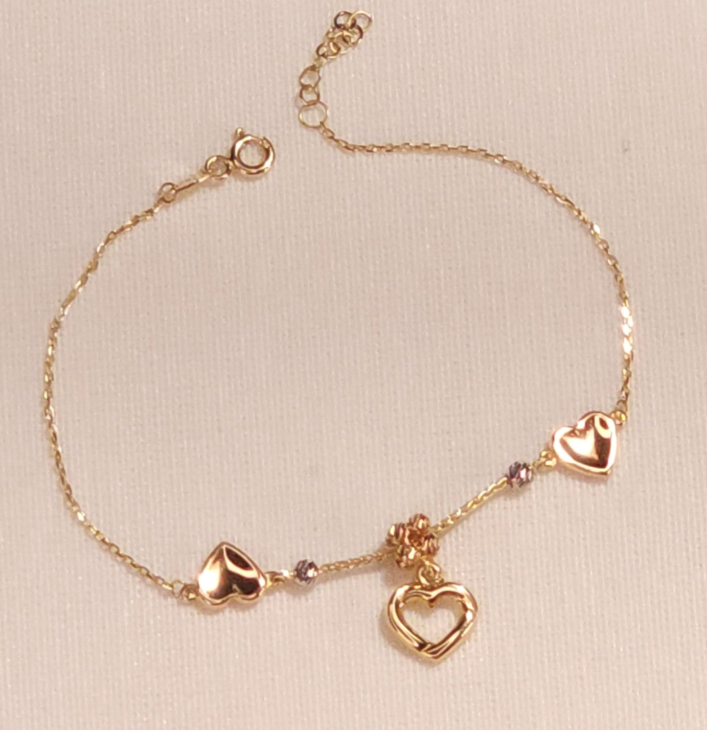 Pulsera Oro Diamantado con 3 Corazones en 3 tonos.