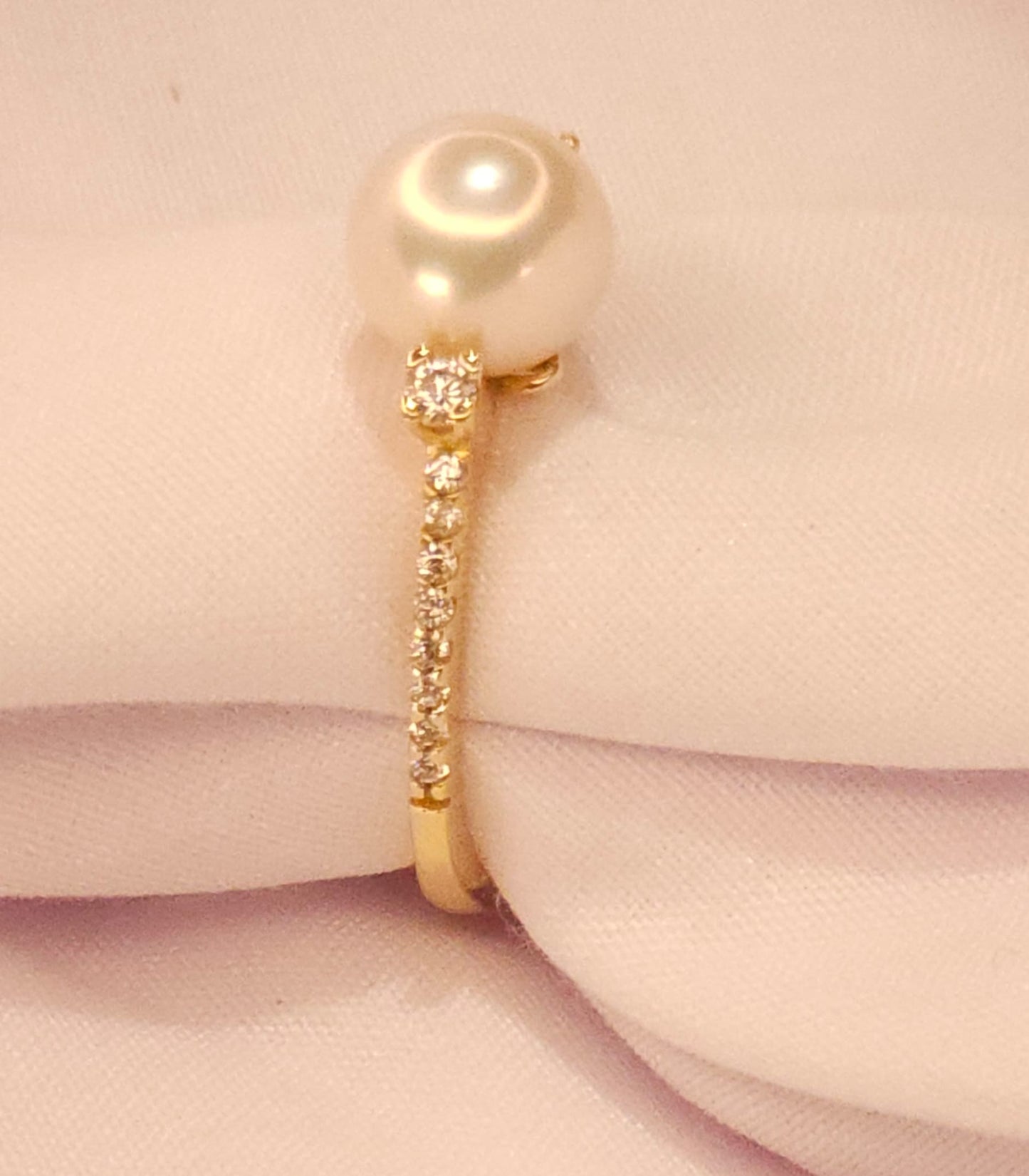 Gold Ring with Pearl and Crystal stones.