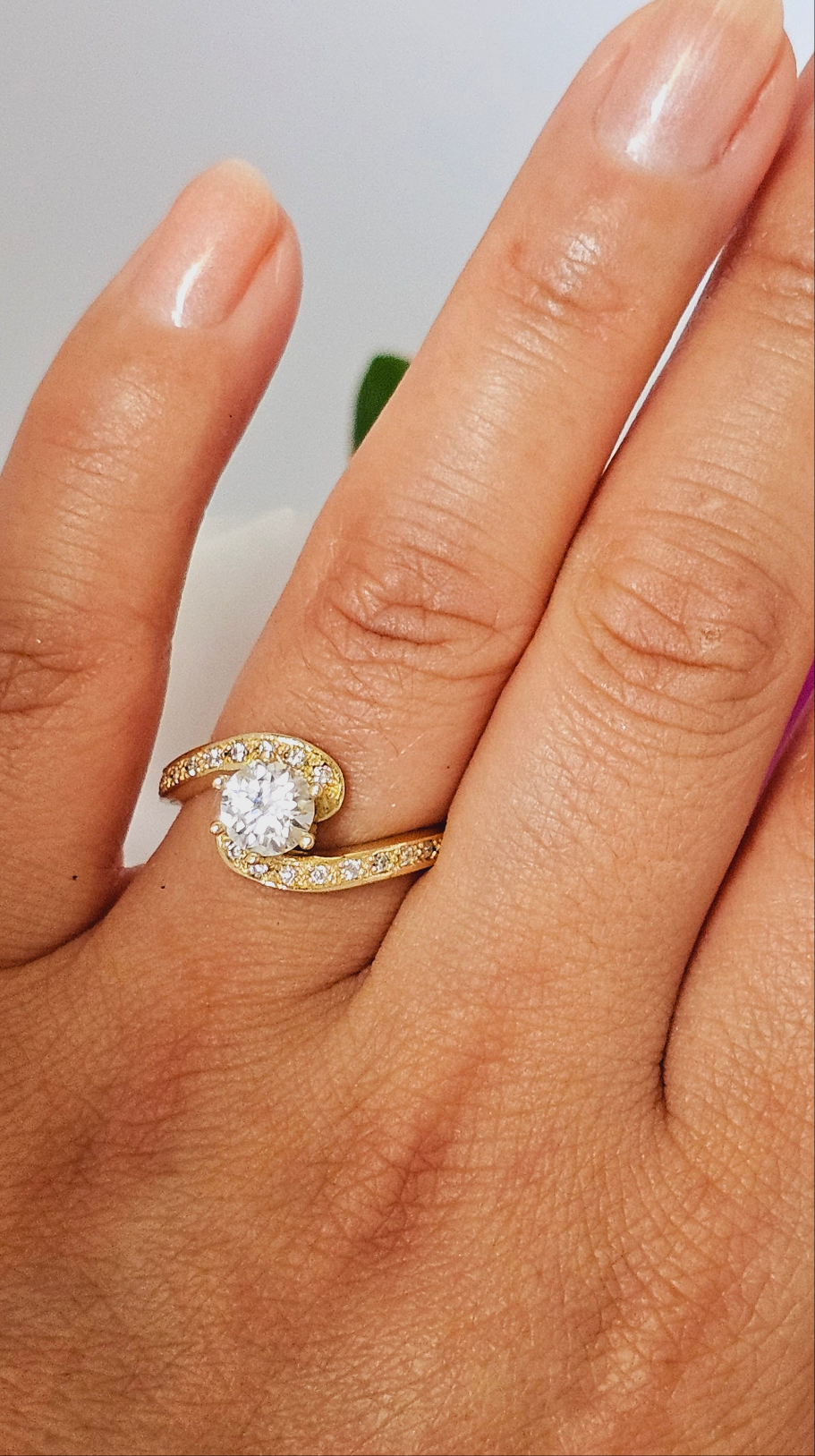18k gold engagement ring with 0.8 carat mosainite diamond