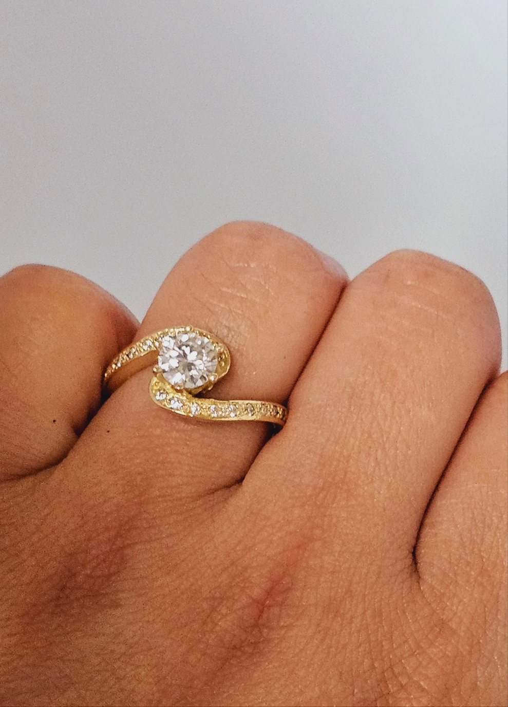 18k gold engagement ring with 0.8 carat mosainite diamond