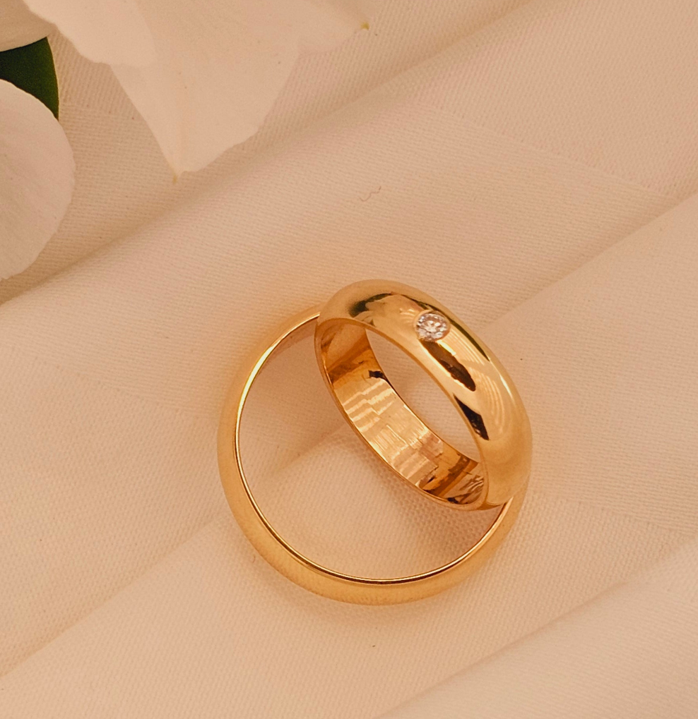 18k solid gold wedding ring set,with diamonds natural.