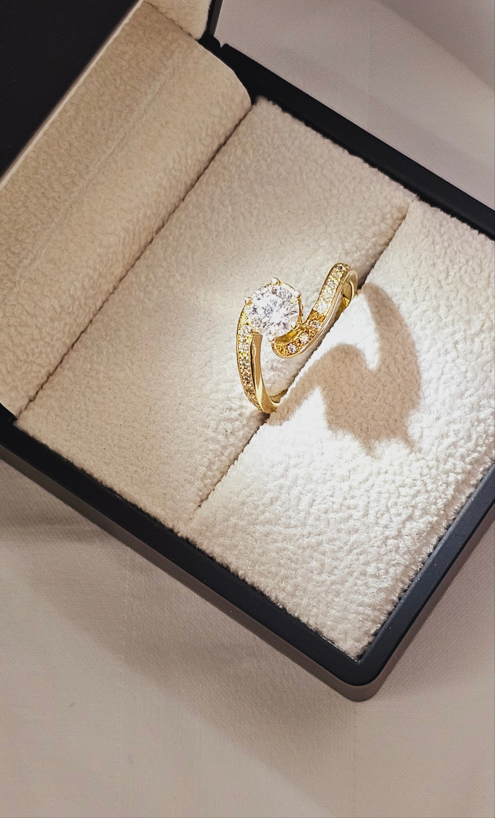 18k gold engagement ring with 0.8 carat mosainite diamond