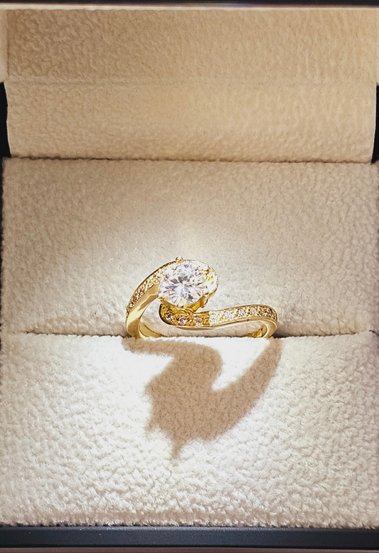 18k gold engagement ring with 0.8 carat mosainite diamond