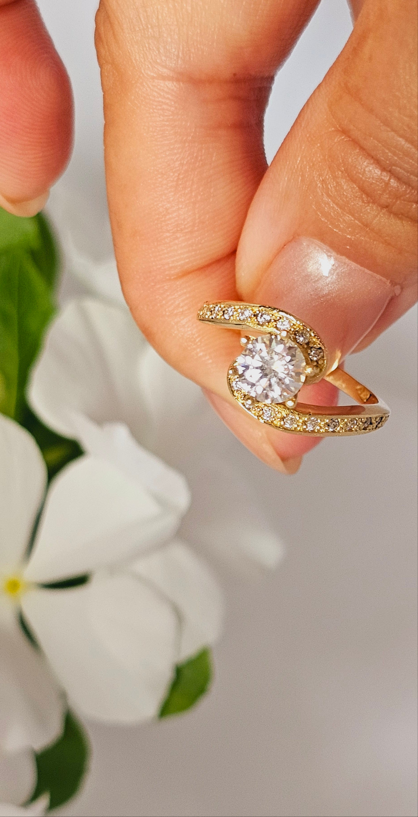 18k gold engagement ring with 0.8 carat mosainite diamond
