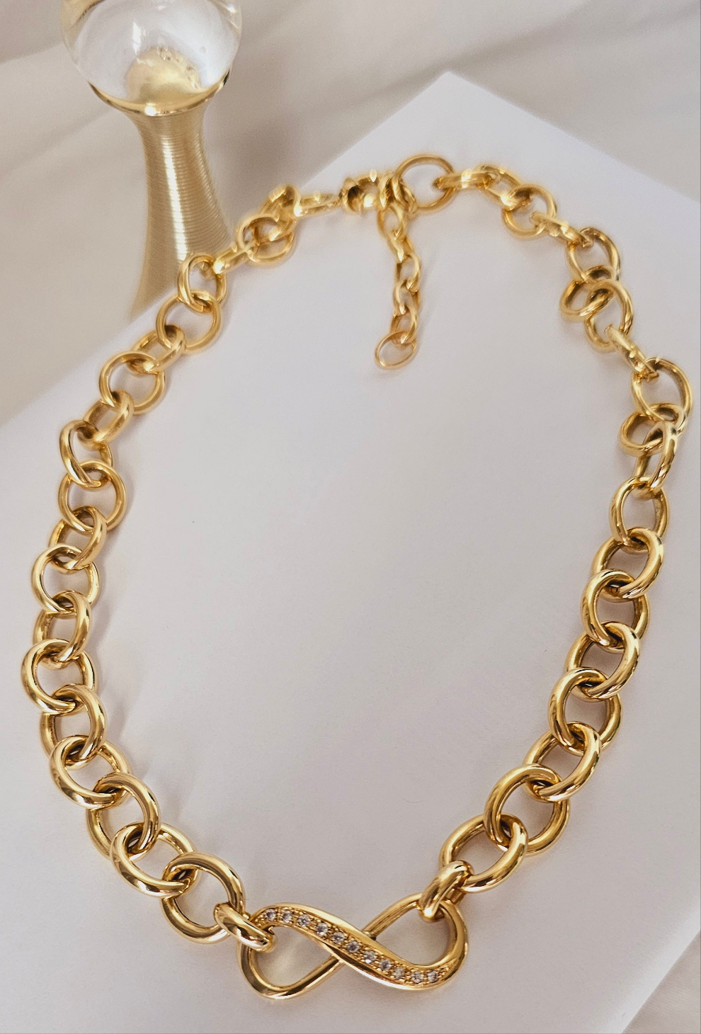Chain with hoops and infinity pendant for women in 18k gold