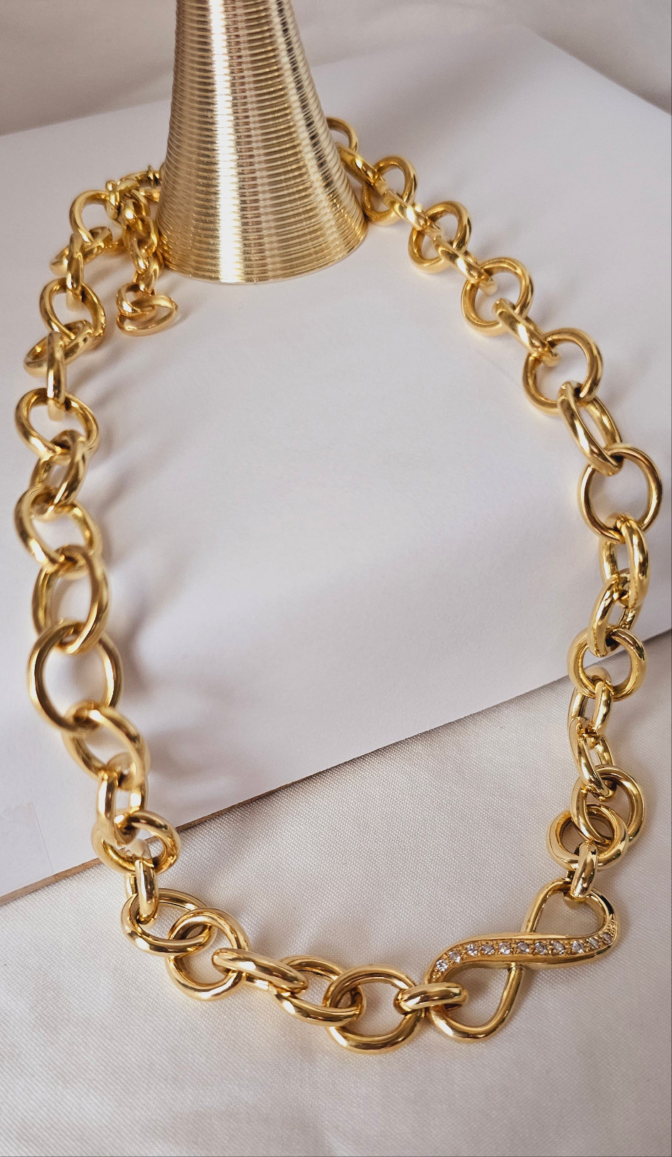 Chain with hoops and infinity pendant for women in 18k gold