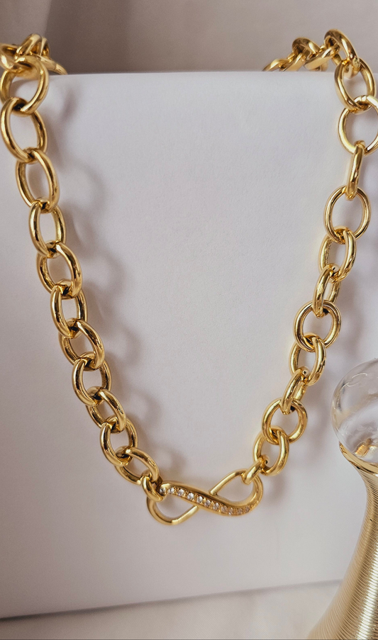 Chain with hoops and infinity pendant for women in 18k gold